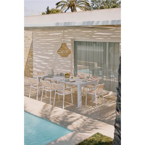 Set tavolo rettangolare Arnadine (220x100 cm) e 8 sedie da giardino impilabili Omara con braccioli SKLUM