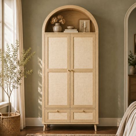 Armoire à deux portes et deux tiroirs, 180 cm de hauteur, en chêne massif et rotin beige, forme cintrée, tringle et étagère ouverte, tons chêne et beige. (1/5)