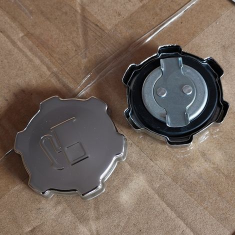 Robin fuel tank cap compatible with models EY15, EY20, EY28, EX17, EX27 and EX40, featuring a vent valve for dust and leak prevention. (1/3)