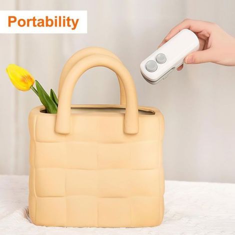 Mini scelleur thermique 2-en-1 avec cutter intégré, rechargeable, aimant puissant, pour sacs plastique, manuel et portable. (1/5)