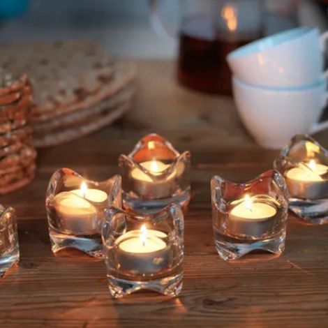 Lot de 100 mini bougies chauffe-plat blanches sans parfum, 4 heures de combustion sans fumée ni coulure, idéales pour les mariages. (1/5)