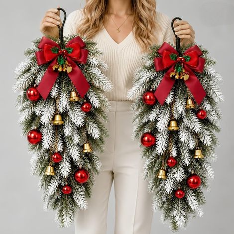 Lot de 2 Suspensions de Noël en Pin Givré, Décoration en Forme de Goutte avec Nœud Rouge, Cloches et Boules (1/5)