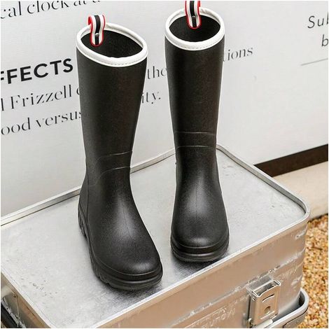 Nouvelles chaussures de pluie japonaises pour femmes, idéales pour la cuisine les jours de pluie : modèle simple, chaussures de travail en caoutchouc imperméables et antidérapantes, mi-hautes à hautes (1/4)