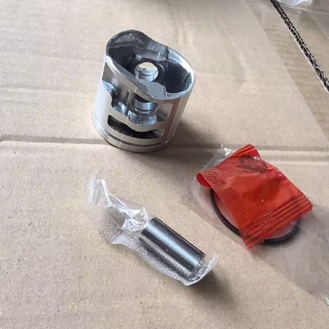 Kit piston MS180 2-MIX 38 mm pour tronçonneuse STIHL MS180 2-MIX. Le kit de réparation comprend un piston, des segments de piston, des clips d'axe et des roulements.