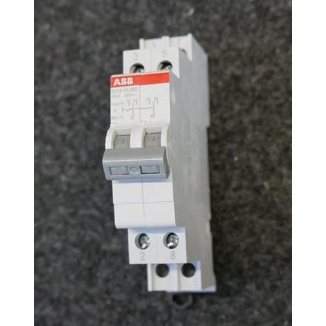 Commutateur de groupe 16A 2O/F avec position intermédiaire I-0-Ii 250Vac série E210 2CCA703030R0001 ABB