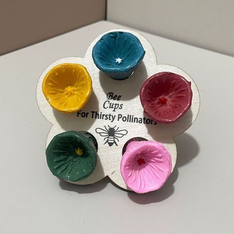 Bienentrog in Blütenform mit fünf Blütenblättern – dekorativer Wasserspender für Insekten, ökologisches und ästhetisches Garten-Zubehör für den Außenbereich