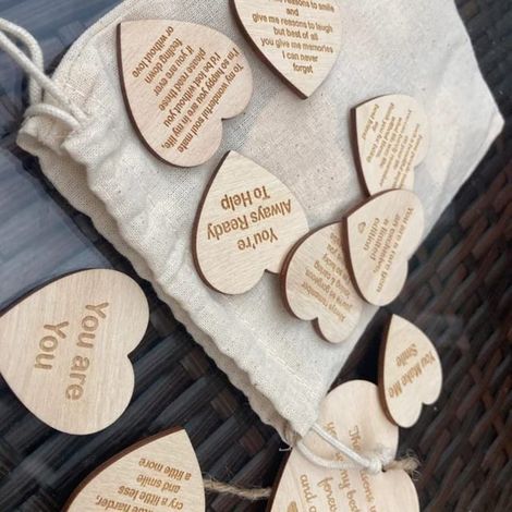 Geschenkset „Warum du mein Freund bist“ – Holzbox + 10 verschiedene Herzen (Modell 1) (1/4)