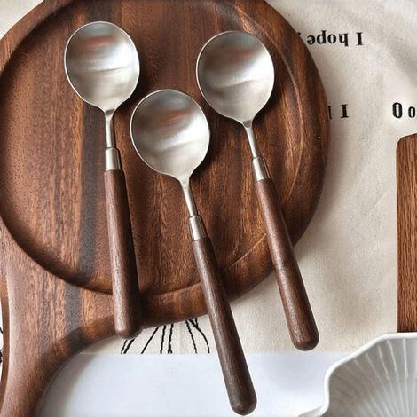 Set di 3 pezzi composto da cucchiaio retrò con manico in legno, cucchiaio da portata in acciaio inox, cucchiaio da tavola in legno e posate color argento con manico marrone. (1/2)