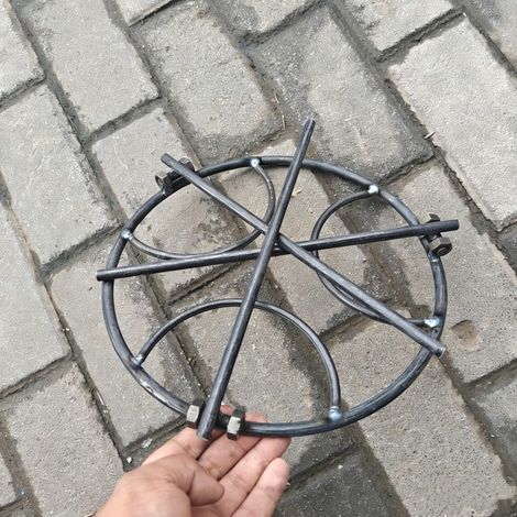 Un trépied de camping portable en fonte, doté d'un support de brasero détachable, adapté à la cuisine en plein air et aux barbecues. (1/4)