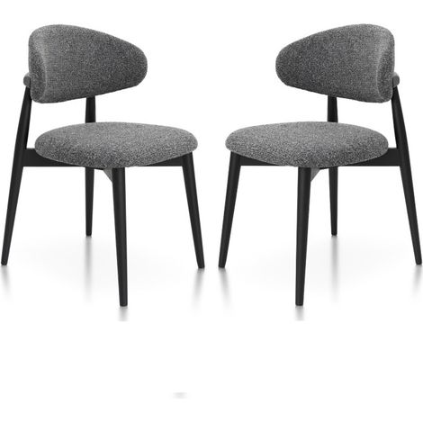 Set di 2 sedie Skandi in legno massello nero con seduta in tessuto grigio screziato.