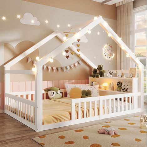 Lit enfant cabane avec barrières, LED et étagères latérales 140 x 190 cm en bois blanc (1/5)