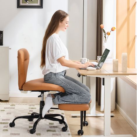 Chaise de bureau ergonomique orange avec repose-pieds escamotable et roulettes silencieuses (1/5)