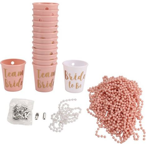 Un ensemble de 14 verres à vin en plastique blanc et rose avec chaînes, en verre coloré JGA, pour les mariées et les jeunes filles enterrement de vie de jeune fille.