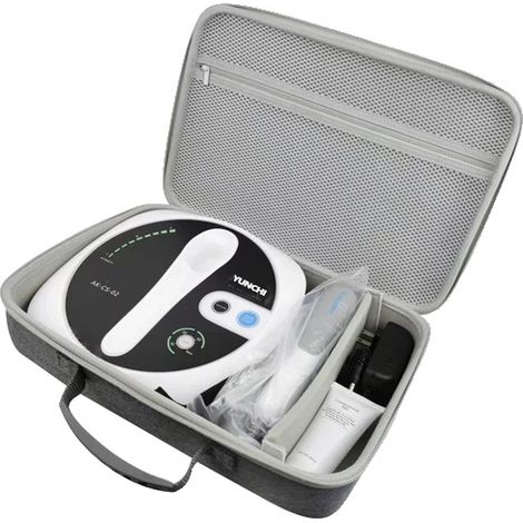 Wandhängendes, spülrandloses WC in Keramikbauweise mit automatischem Spülmechanismus und dünnem Deckel. (1/2)
