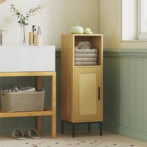 Meuble de salle de bains étroit à poser, en bois clair avec porte aspect résine tressée, niche ouverte et étagère réglable, pieds en métal, anti-basculement - CHICFURN (1/5)