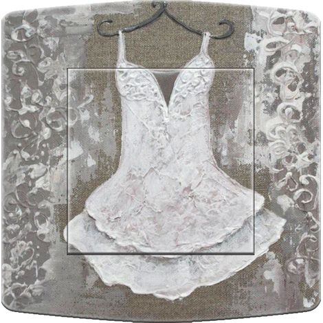 Interrupteur décoré petite robe blanche