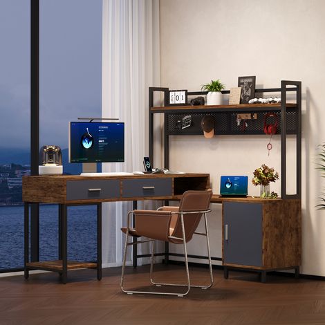 Bureau d'angle industriel 140x140x135 cm, structure acier et bois, piètement métallique inoxydable, tiroirs intégrés et panneau arrière en treillis métallique, noir et teinte bois. (1/5)