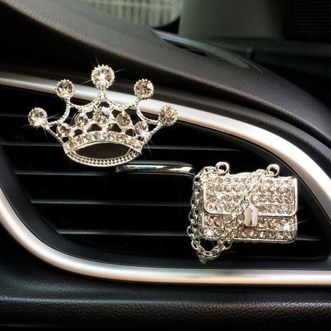 Lot de 2 désodorisants à clip pour grille d'aération de voiture, ornés d'une couronne en cristal et d'un sac à strass. Accessoires décoratifs pour femmes et jeunes filles, parfaits pour décorer l'inté (1/5)