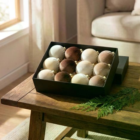Ensemble de 12 boules de Noël en velours de 80 mm, garnies de tissu crème et café, décoration festive maison à suspendre (1/5)