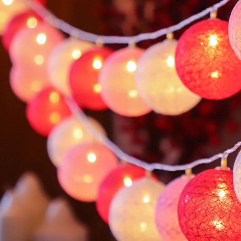 2 Meter lange, pinkfarbene LED-Lichterkette mit 10 LEDs und bunten Kunststoffkugeln, ideal für Weihnachten und Silvester. Batteriebetrieben. (1/4)