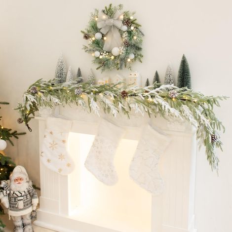 ALOVEZ Ghirlanda natalizia realistica in pino Norfolk da 1,8 m (6 piedi) con pigne e neve bianca, ghirlanda pre-illuminata a batteria, decorazioni natalizie per caminetto... (1/4)