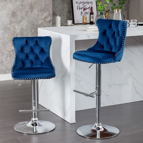 Lot de 2 tabourets de bar en velours bleu, pivotants 360°, hauteur d’assise réglable 63,5-83,8 cm, dossier capitonné, base chromée (1/5)