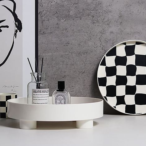 Plateau de rangement rond à motif damier, blanc, petit format. Idéal pour fruits, parfums et bijoux. (1/5)