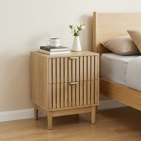 Comodino in stile Mid-Century Modern color rovere, con struttura a doghe e due cassetti, ideale per camera da letto, corridoio, soggiorno e cameretta dei bambini. Dimensioni: 45 x 39 x 56,5 cm. 1 pezz