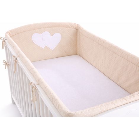 Universeller XXL-Kinderbettschutz für Sprossen – Herzchenmuster auf Beige (1/5)