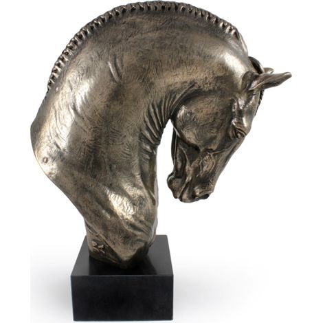 Caballo andaluz: una gran estatuilla de un caballo, un busto sobre una base de piedra, un prestigioso premio en el concurso Art-Dog. (1/5)
