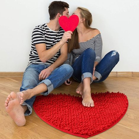 Roter, herzförmiger Teppich mit dekorativem Valentinsmuster, weiche Fußmatte für Dusche und Badezimmer (1/4)