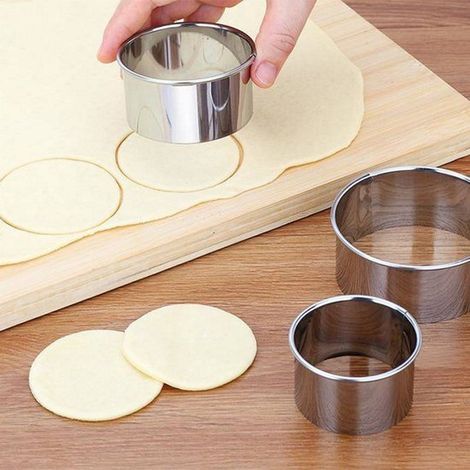 Set di 3 taglia-ravioli in acciaio inox (8,5 cm, 7 cm, 6 cm) con bordi lisci e forma rotonda, ideali per ravioli cinesi e stampi per torte. (1/4)