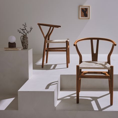 Lot de deux chaises vintage en bois d'hévéa avec assise en cordes et dossier arrondi noyer (1/5)