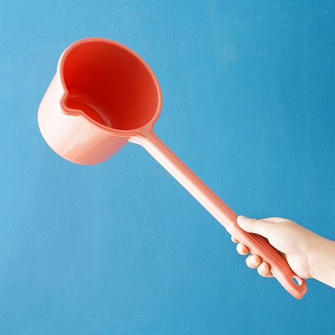 Louche à eau à long manche en plastique épais rouge-orange pour la cuisine, la salle de bain et le lavage des cheveux (1/5)