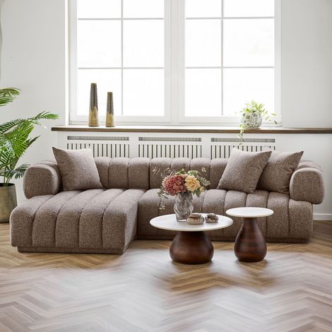 Ingrid canapé côté gauche incluant 3 coussins décoratifs bruns. (1/5)
