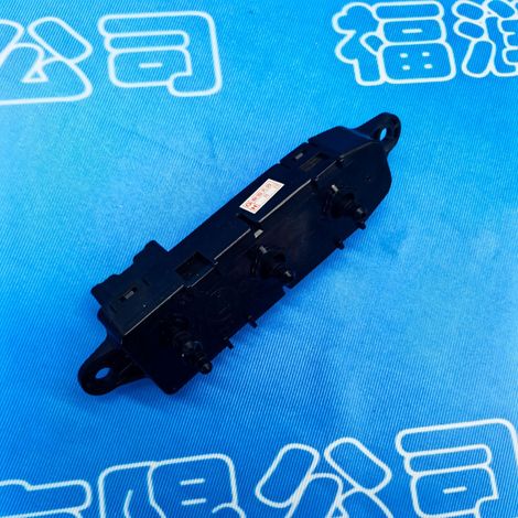 87016-1AA0A is suitable for the right front seat switch assembly of Nissan 2013 Teana and 2011-2019 Murano Z52 models. (1/4)