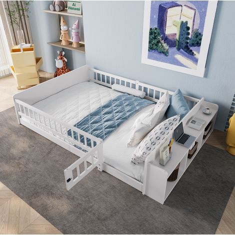 Letto per bambini moderno in pino bianco 140x190 cm con testiera a scaffali, vano a giorno e cancelletto apribile (1/5)