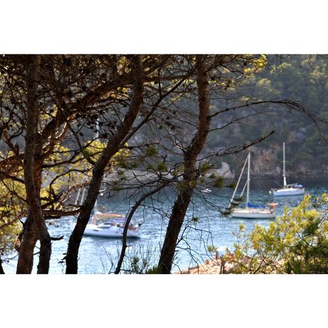 Tableau sur toile bateaux vue sur calanques 45x65 cm - Impression sur Toile Murale Décorative - Image imprimée en HD sur Toile - Toile sur Châssis en Bois FSC - Fabriqué en France (1/5)