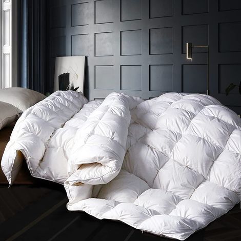 Couette 50% Duvet d'oie Blanche pour Toutes Les Saisons Chaleur Moyenne Ultra Douce Facteur de gonflement de 750 Boîte à déflecteurs à 8 languettes 228,6 x 228,6 cm Plis (1/5)