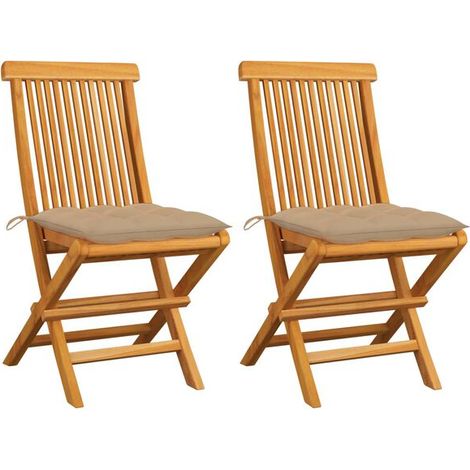 Un ensemble de deux chaises de jardin beiges et leurs coussins, en teck massif. (1/5)