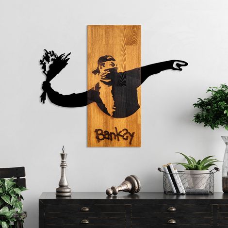 Décoration murale en bois et métal Walnut Homme lançant des fleurs (1/5)