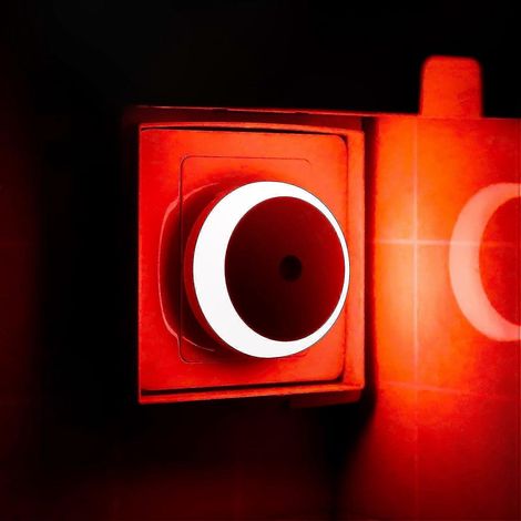 LED-Nachtlicht mit Bewegungsmelder, energiesparende Steckdosenleuchte, rundes Design, 2er-Set, automatische Nachtbeleuchtung für Flur und Schlafzimmer (1/5)