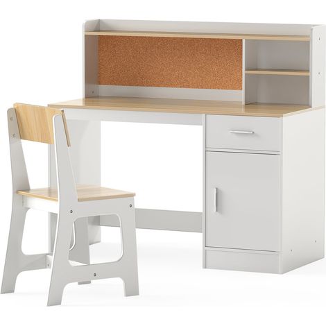 Conjunto de escritorio y silla infantil con estantes de almacenamiento.