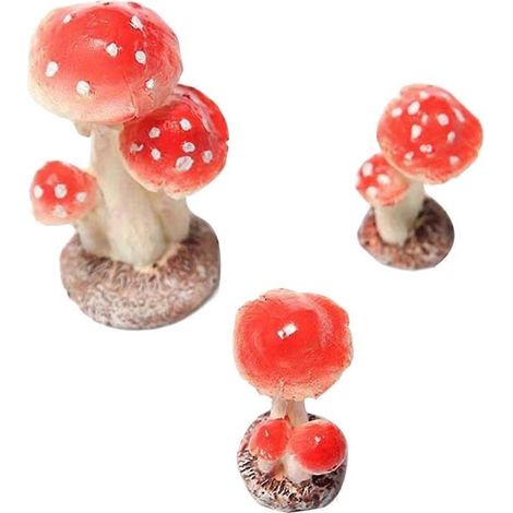 Deux décorations en forme de champignons rouges, parfaites pour la décoration intérieure et les jardins féeriques. (1/5)