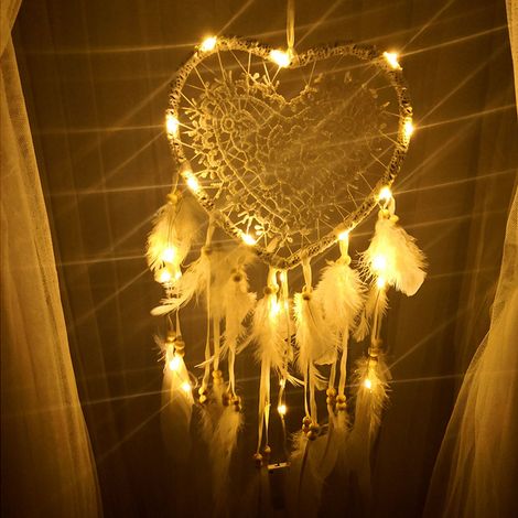 Capteur de rêve en forme de coeur avec lumière pour décoration murale - Modèle Artisanat - Matériel: plumes, fil de coton - Dimensions: longueur 60cm - Comprend 2 piles bouton - Idéal pour maison, voi (1/5)
