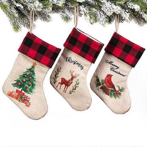 Lot de 3 bas de Noël à carreaux, décoration avec motif de cerf en peluche et sachet de bonbons à suspendre au sapin ou à la cheminée. (1/4)
