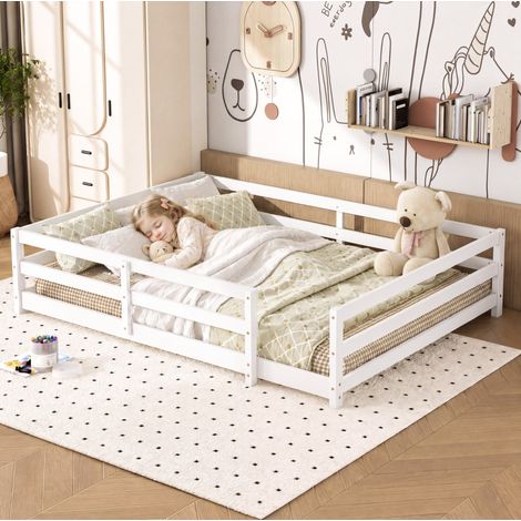 Letto Montessori a pavimento per bambini in pino massello bianco 140x200 cm con rete a doghe e barriera su 4 lati (1/5)