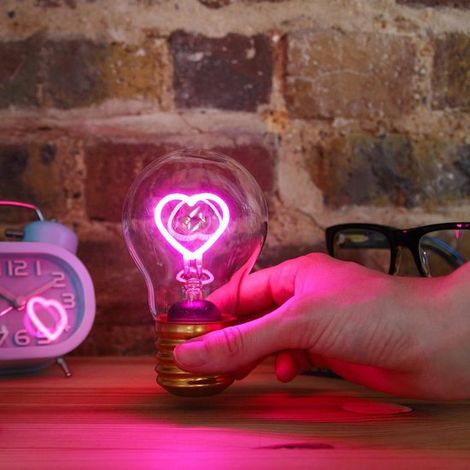 Ampoule rose en forme de cœur, lampe de table sans fil rechargeable par USB, idéale pour une décoration romantique ou comme cadeau de Saint-Valentin. (1/5)