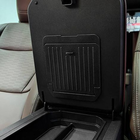 Im Armlehnenbereich des Toyota Prado LC250 ist ein Staufach versteckt. (1/5)