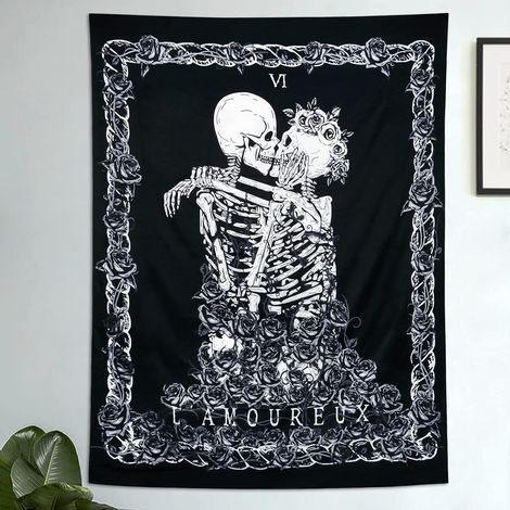 Tapisserie Crâne Les Amoureux s'embrassant Tenture Murale Noir et Blanc Tapisserie Squelette Humain avec Couronne de Rose Tapisseries de décoration Art Mural pour Chambre 130cmx150cm (1/5)